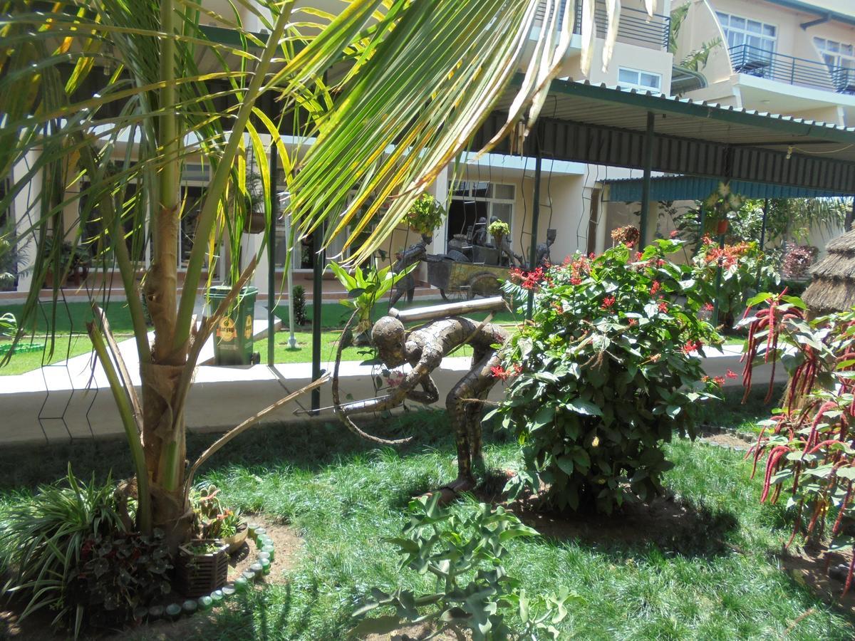 מוואנזה Ryan'S Bay Hotel מראה חיצוני תמונה